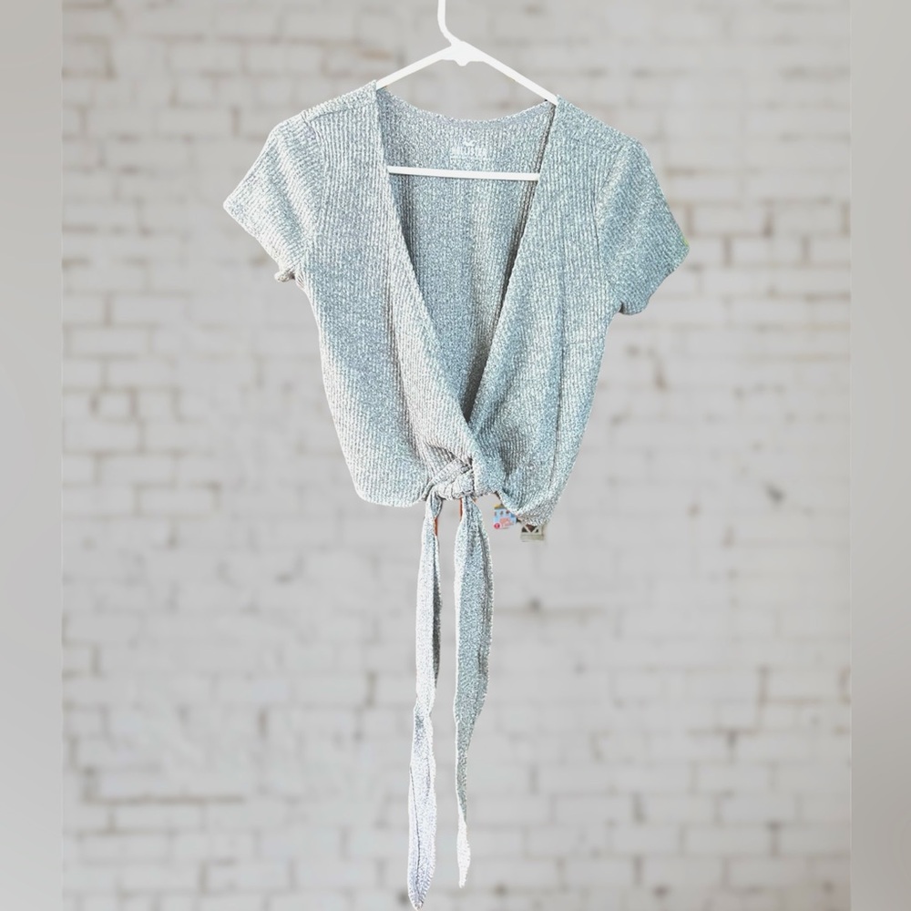 Hollister Must Have Collection. Knit Top with Tie Closure. Size medium. NWT.